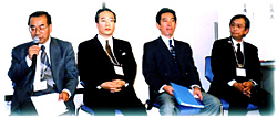 質問を受けるパネリストの各氏